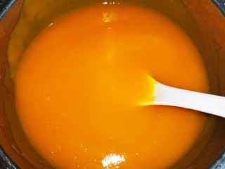 4、金汤肥牛羹,把蒸熟的南瓜放入破壁机里，加适量的水打成糊状