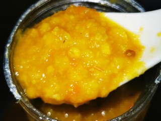 5、金汤肥牛羹,两大勺灯笼酱放在菜板上剁碎一下