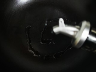 6、金汤肥牛羹,锅烧热放入油