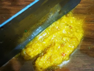 7、金汤肥牛羹,把剁好的灯笼酱放锅里炒香