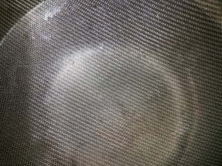 9、金汤肥牛羹,把烧开的南瓜糊倒入隔网里过滤一下