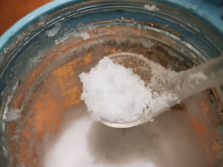 10、金汤肥牛羹,过滤好的糊再倒回锅里烧开放入适量的盐和少量的糖