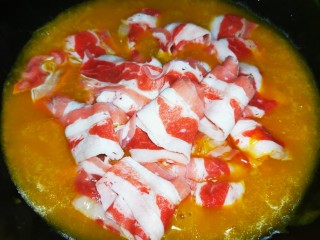 11、金汤肥牛羹,重新烧开后放入肥牛烫熟