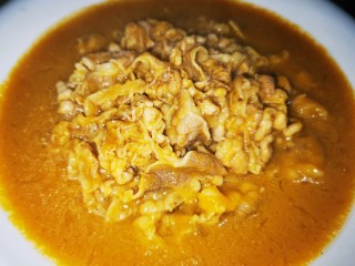 14、金汤肥牛羹,往摆好的肥牛里倒入南瓜糊