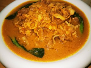 15、金汤肥牛羹,再摆上菜心，整理好盘边，一道好看又好吃的金汤肥牛就做好了