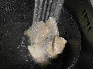 6、春笋排骨汤,捞出水，用清水冲洗干净；
