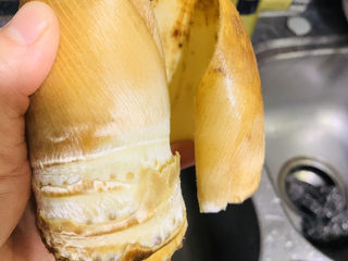 9、春笋排骨汤,剥去坚硬的外壳；