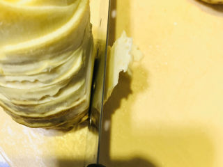 10、春笋排骨汤,把春笋比较老的外皮削去，太老很硬不能吃；