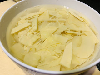 13、春笋排骨汤,捞出的春笋先泡在清水中，可以保持春笋的清脆；