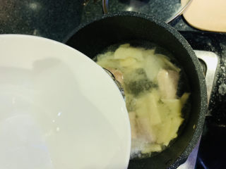 16、春笋排骨汤,加入一大碗清水；