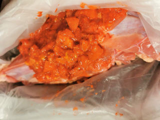 17、橙香红糟鸭脯,放入塑料袋中