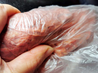 18、橙香红糟鸭脯,按摩一下，放入冰箱腌制一夜