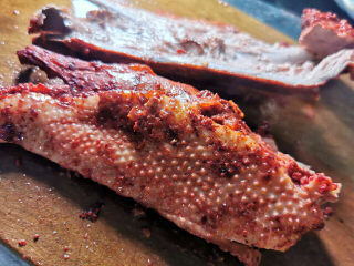 21、橙香红糟鸭脯,取出放凉，先取出鸭骨架