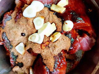 4、广式叉烧,放入叉烧粉、大蒜