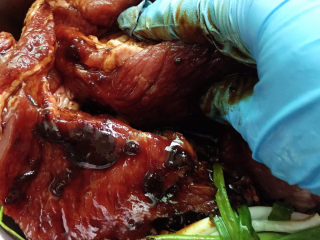 9、广式叉烧,戴上手套拌匀并按摩一会儿