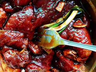 11、广式叉烧,为了更好的入味，用叉子扎孔，放入冰箱冷藏4小时以上，中途记得翻动一下。