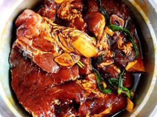 14、广式叉烧,取出腌制好的猪肉