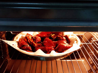 16、广式叉烧,放入提前200度预热的烤箱中