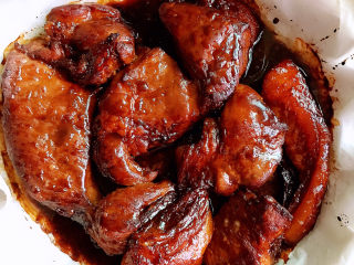 18、广式叉烧,取出翻面，刷一层蜜糖