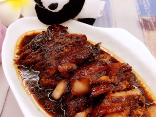 24、广式叉烧,装入盘中，将烤盘中的汁水淋在上面