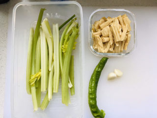 1、芹菜拌腐竹,所有用到的食材都在这里,泡发腐竹切段;