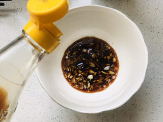 11、芹菜拌腐竹,再加入适量香醋;