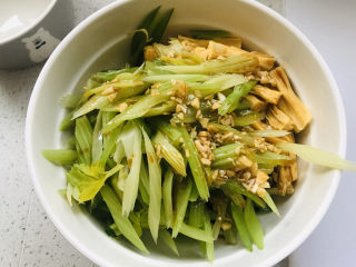 17、芹菜拌腐竹,将食材和料汁拌匀;