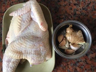 1、蒸半边鸡,准备材料