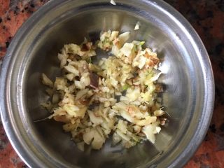 2、蒸半边鸡,姜，蒜头切碎，剁烂