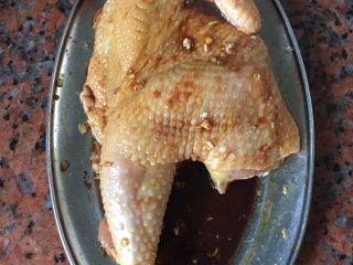 4、蒸半边鸡,涂抹均匀