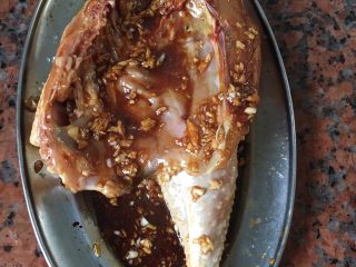 5、蒸半边鸡,反转再涂抹均匀