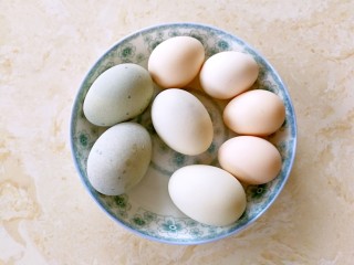 1、三色黄金蛋,准备好材料