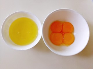 3、三色黄金蛋,鸡蛋的蛋白和蛋黄分离开，分别放在容器里面