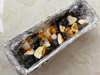 8、三色黄金蛋,倒进模具里面