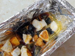 9、三色黄金蛋,倒入蛋白（晃动一下模具，让蛋液分布均匀）