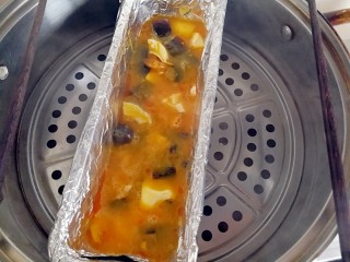 13、三色黄金蛋,蒸锅上放两只筷子，大火蒸十分钟左右（这样蒸出来的蛋气孔少）