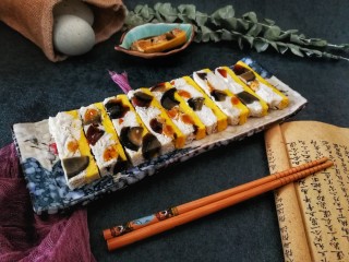 15、三色黄金蛋,放凉以后，切片装盘，如果感觉味道淡了，就做一点酱汁蘸着吃