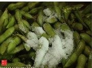 1、茶香毛豆,用剪刀将豆荚剪下，加入1汤匙盐