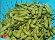 2、茶香毛豆,用手抓匀，用清水彻底清洗干净，待用