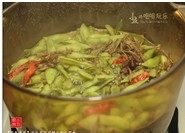 4、茶香毛豆,大火煮开，下毛豆，加入1汤匙盐，大火煮开后，转中火再煮5分钟