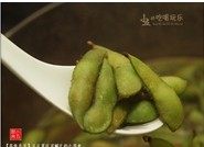 5、茶香毛豆,熄火，将煮好的毛豆继续浸泡在汤汁里让其更入味，可焖至汤汁完全冷去