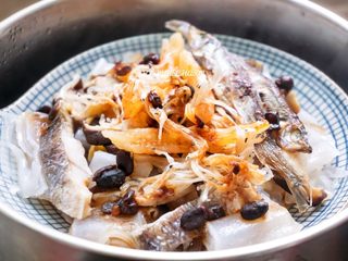 1、鲜香鱼虾干蒸陈村粉,取出淋半茶勺芝麻油，撒葱花。