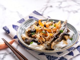 2、鲜香鱼虾干蒸陈村粉,开吃。