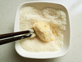 10、脆皮杏鲍菇,裹上一层面包糠。