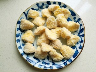 11、脆皮杏鲍菇,依次把所有的杏鲍菇块做好。