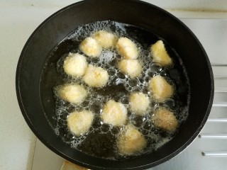 12、脆皮杏鲍菇,锅中放油烧至五成热，放入杏鲍菇中火炸制。