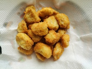 14、脆皮杏鲍菇,捞出后放在厨房纸上控油即可。