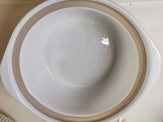 4、广式煲仔饭,煲仔底部放花生油，抹薄薄一层。