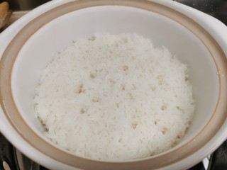 6、广式煲仔饭,放肉肉之前，绕着饭与煲接触边，轻轻的浇一圈花生油（注意别重手了，控制油量），这样做，焗出的煲仔饭，饭焦香脆。