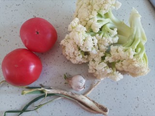 1、番茄花菜,准备食材备用